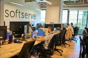 SoftServe: DevOps intră într-o nouă eră în 2026, AI şi securitatea devin priorităţi strategice
